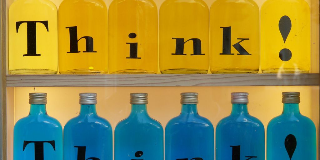 नव पौरुष कैप्सूल: जानिए इसके फायदे और नुकसान 1 man holding supplement bottle with health icons