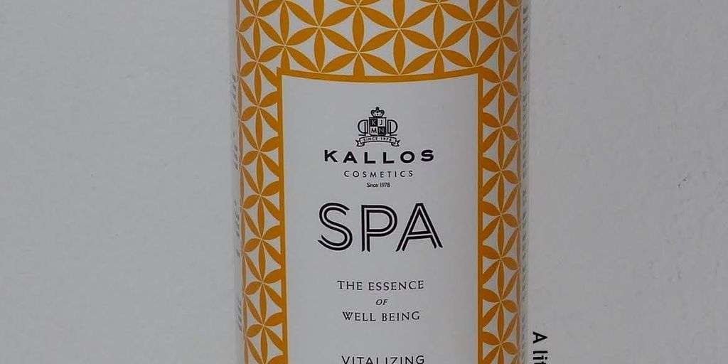 Sudol Body Toner Gel का उपयोग और उसके अद्भुत फायदे - विस्तार से हिंदी में 1 woman applying body toner gel in a spa setting